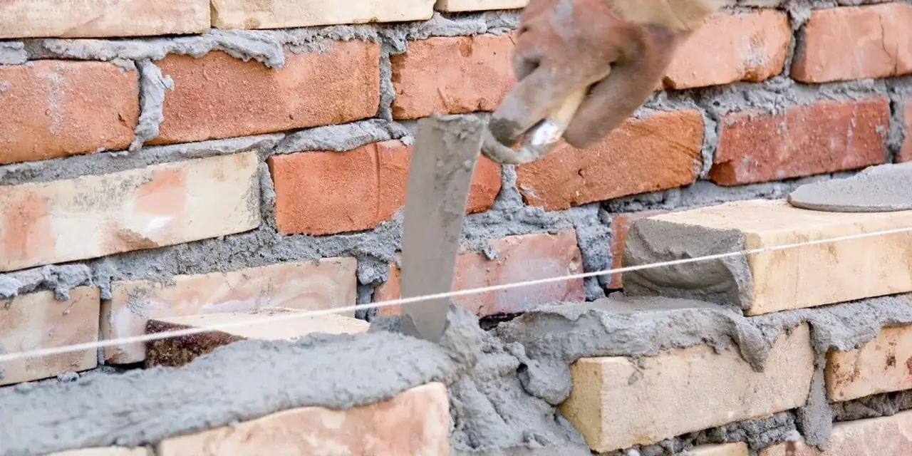 Albañiles en Valencia trabajando en la reforma de una vivienda