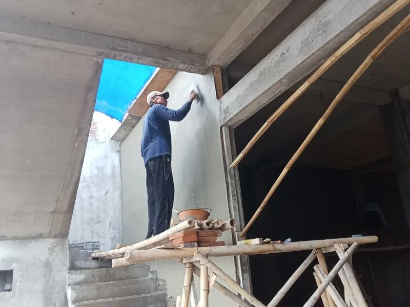 Reparación de humedades en Campanar (Valencia): enfoscado de una pared afectada por la humedad