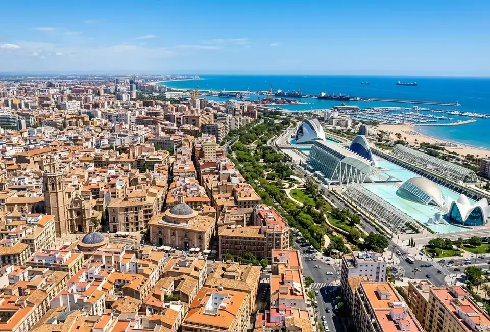 Panorámica aérea de la ciudad de Valencia con sus barrios y área metropolitana